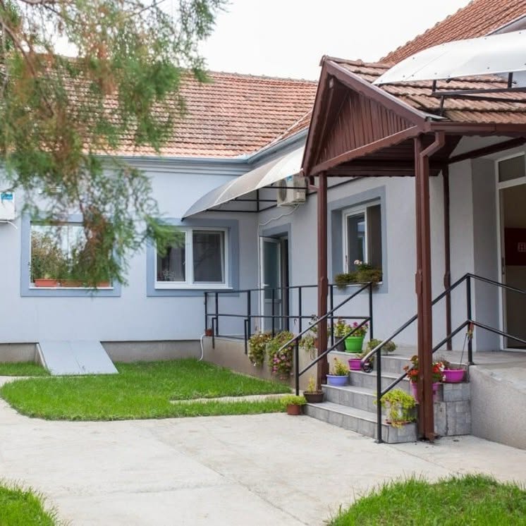 Dom za stare Zrenjanin STARČEVIĆ pruža siguran smeštaj, negu 24h i udoban ambijent za odrasla i starija lica.