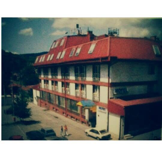 Hotel Sax Balkan Dimitrovgrad nudi udoban smeštaj, restoran, parking i WiFi. Pronađite praktičan boravak u centru Dimitrovgrada i uživajte!
