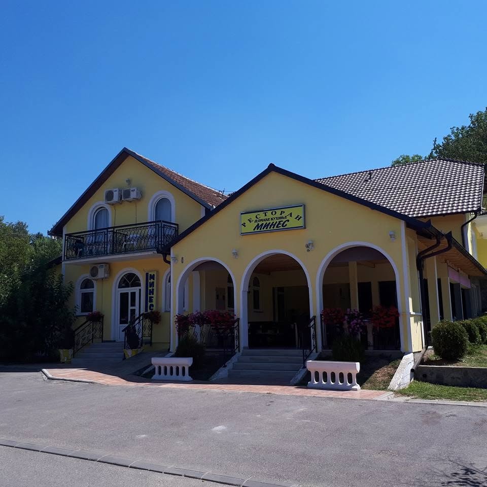 Restoran i smeštaj Mines Vrdnik nudi prijatan ambijent, ukusnu hranu i udoban smeštaj za odmor u prelepom Vrdniku.